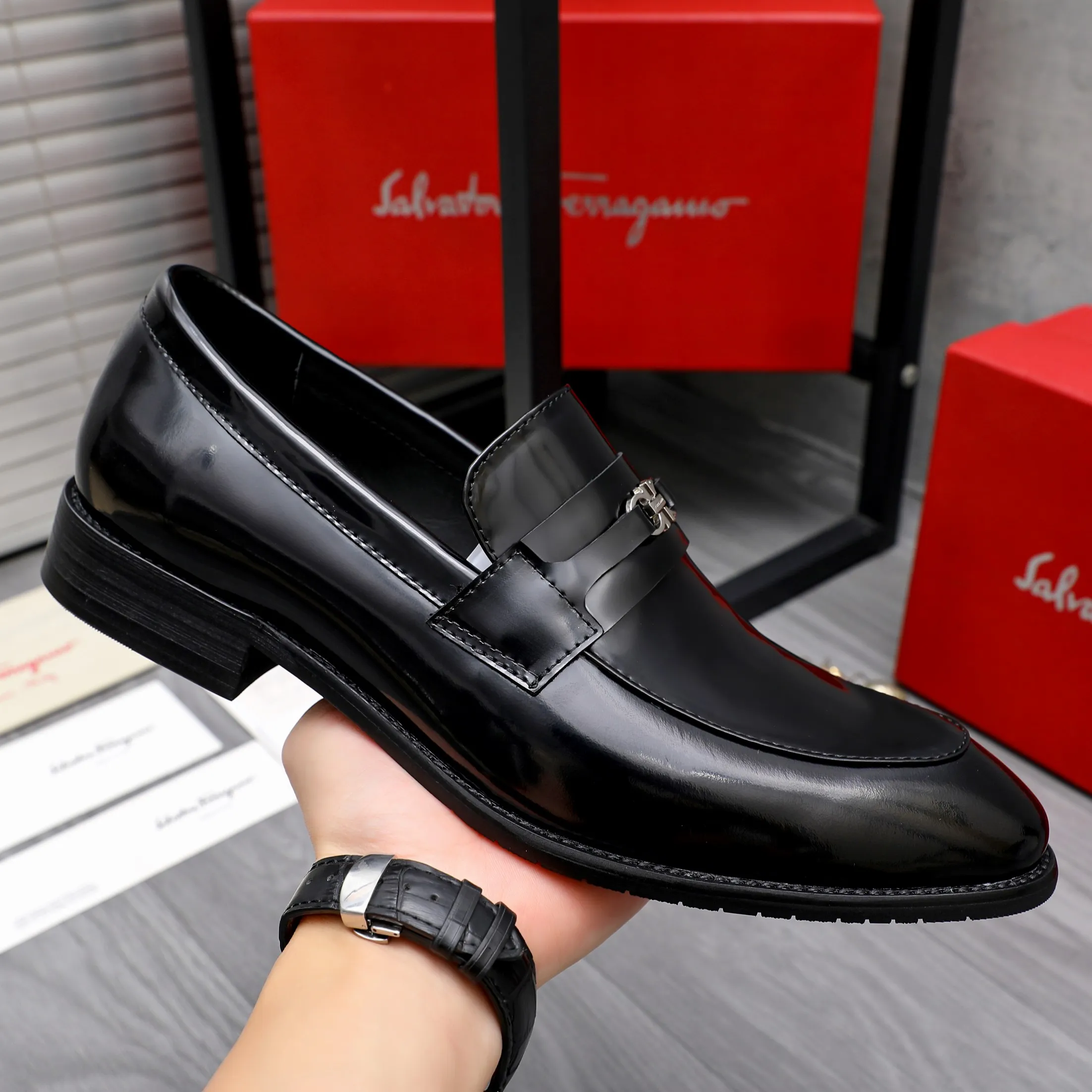 Men's shoes 💰480 Product trademark: Ferragamo "Ferragamo" business slip-on leather shoes Regular size: 39-44 Product materials: Selected high-quality lacquered cowhide upper, cowhide lining, original outsole